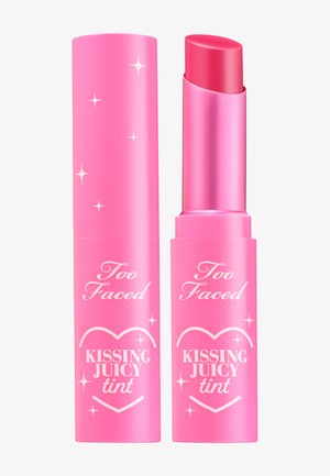 Roze lippenstiftbuis met een glanzende afwerking, gekenmerkt door witte tekst en een hartmotief. De lippenstift erin is een levendige roze tint.