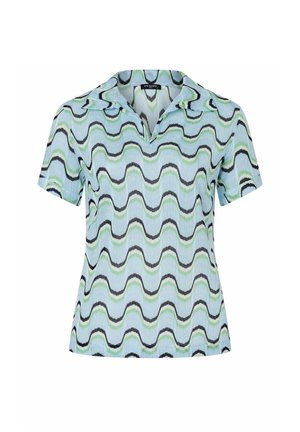 Lichtblauw shirt met korte mouwen, zwarte en groene golvende strepen en een kleine open kraag, weergegeven op een witte achtergrond.