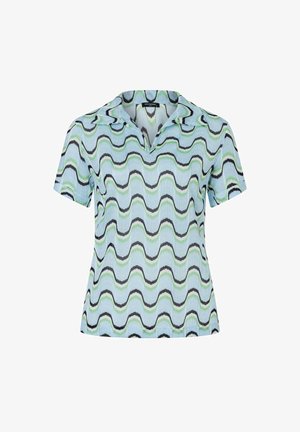 Lichtblauw shirt met korte mouwen, zwarte en groene golvende strepen en een kleine open kraag, weergegeven op een witte achtergrond.