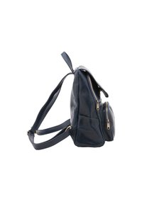 Marineblauwe leren rugzak met dubbele ritszakken, verstelbare schouderbanden en een gladde textuur. Voorzien van een handvat aan de bovenkant voor gemakkelijk vervoer.