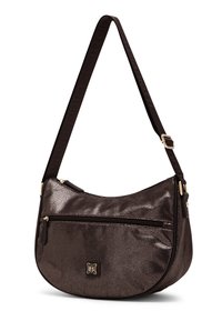 Borsa a tracolla in ecopelle marrone scuro con una texture liscia e lucida, dotata di un compartimento principale con cerniera e una tasca frontale con zip. Dettagli in metallo dorato.