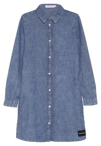 Denimová šaty s dlouhými rukávy, světle modré barvy, s knoflíkovým zapínáním vpředu, špičatým límcem a logem na dolním levém okraji. Klasický design.