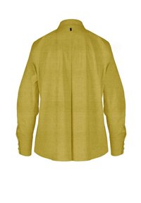 Camicia a maniche lunghe di colore giallo senape, realizzata in tessuto liscio, con yoke posteriore e polsini con bottoni, caratterizzata da un design semplice e pulito.