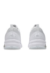 Vita löparskor med ett mesh-övre, gel-accenter och en vadderad sula, med en dragflik på hälen för enkel påtagning.