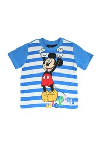 T-shirt à rayures bleues avec un grand graphisme de Mickey Mouse en short rouge et chaussures jaunes, avec "Mickey" en lettres colorées en bas.