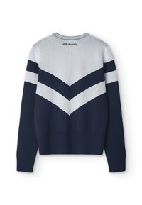 Pull tricoté bleu marine et gris clair avec motif chevron. Comprend des manches longues, des poignets côtelés et un col rond. Texture douce.