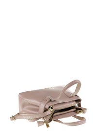 Sac à main en cuir rose avec quincaillerie dorée, poignées doubles et compartiments zippés. Présente un design structuré et une texture lisse.