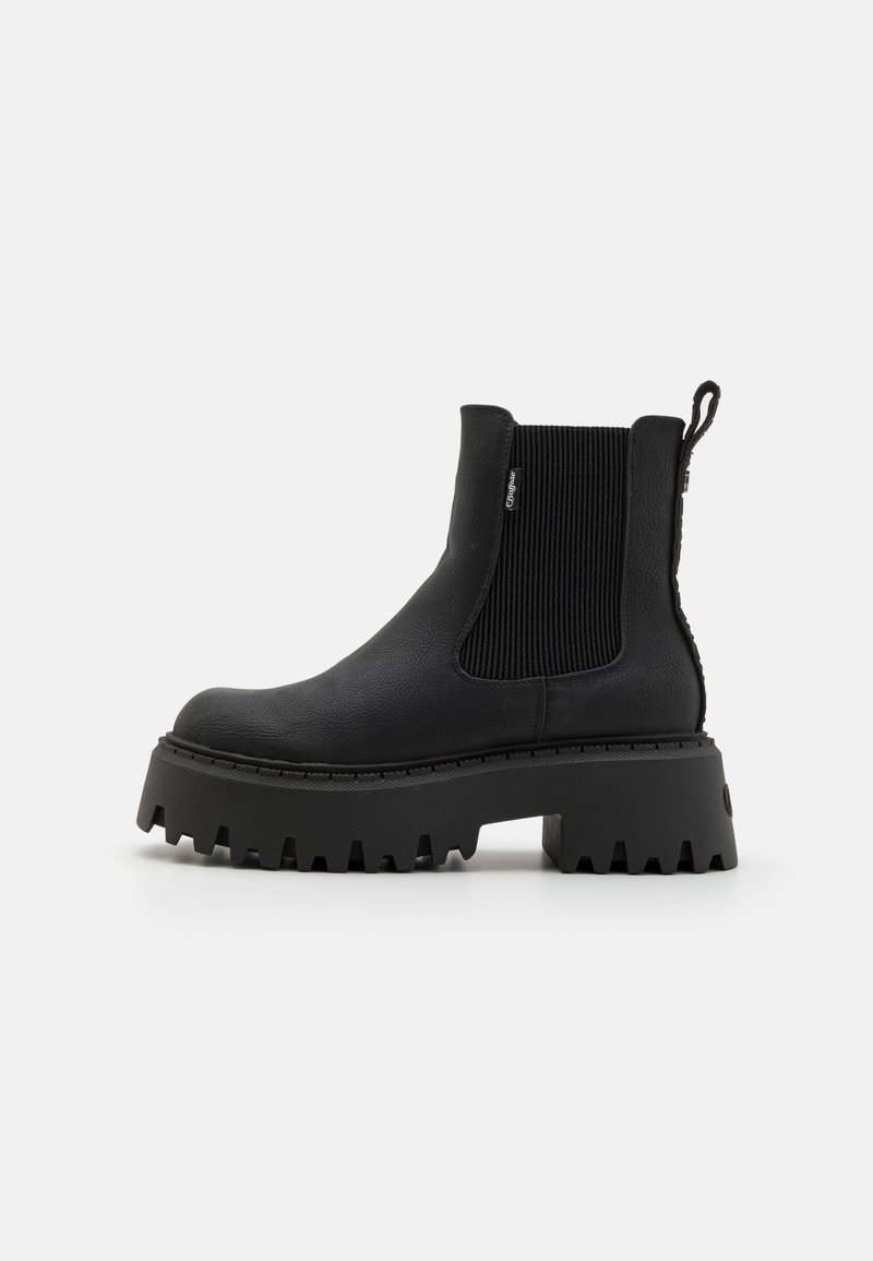 Bottines noires avec une finition en cuir texturé, des panneaux latéraux élastiques, une semelle plateforme épaisse et une semelle en caoutchouc striée pour plus d'adhérence.