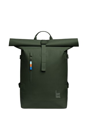 Ciemnozielony plecak z klapką do zwijania, z przednią kieszenią na suwak, pomarańczowo-niebieskim suwakiem, górną rączką oraz logo "GOT BAG" w prawym dolnym rogu.