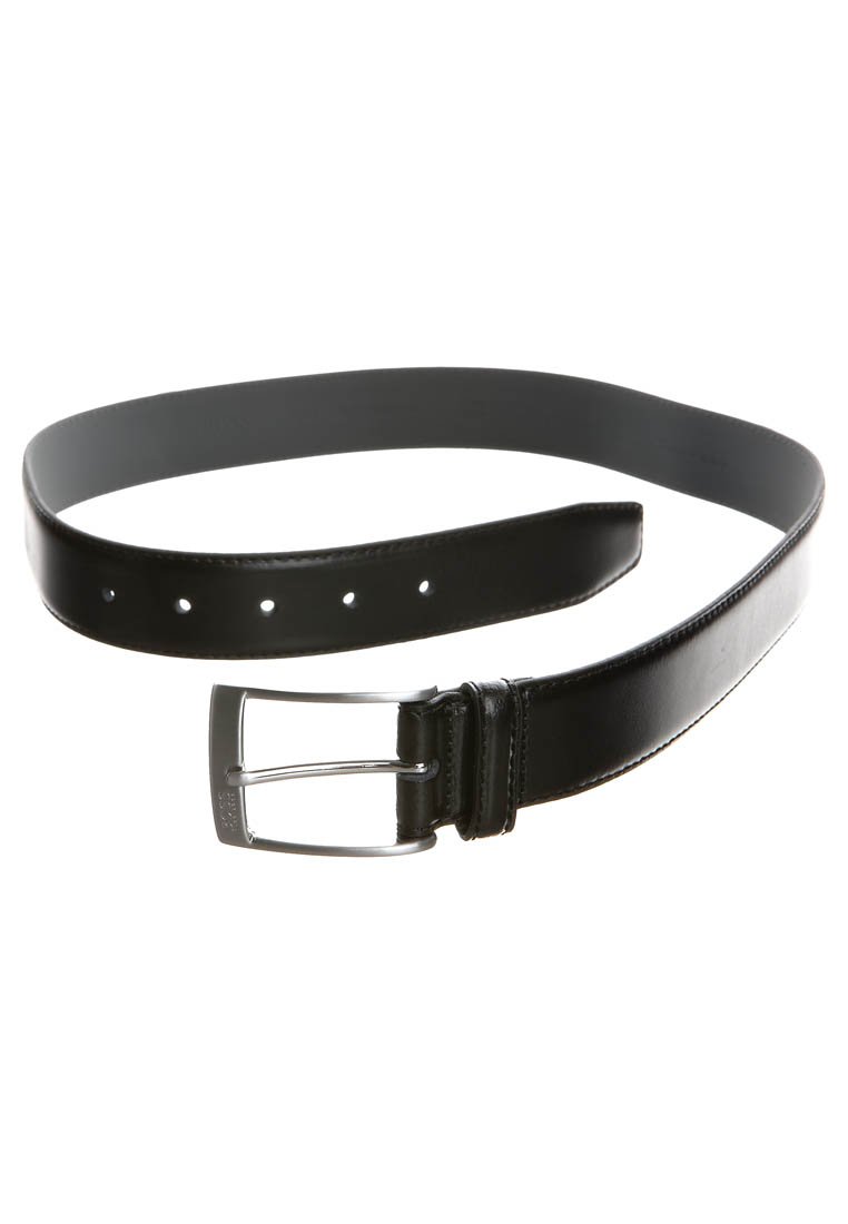 Cintura in pelle nera con una superficie liscia, fibbia rettangolare argentata e numerosi fori per la regolazione. Design classico e versatile.