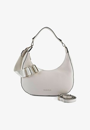 Sac à bandoulière en cuir gris clair avec une bordure noire, doté d'une sangle argentée amovible avec boucles et d'une surface lisse et texturée.