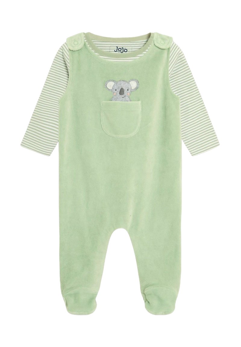 Salopetă pentru bebeluși din velur verde, cu mâneci lungi în dungi, având broderie cu un koala pe buzunarul de pe piept și închidere cu capse la umeri.