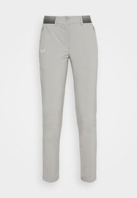 Pantalons gris clair avec une texture lisse, dotés d'une ceinture noire à motif, de poches avant et d'une coupe slim.