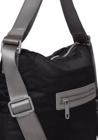 Bolsa de hombro negra de nailon con correa ajustable gris, que presenta un bolsillo delantero con cremallera y una forma suave y estructurada.
