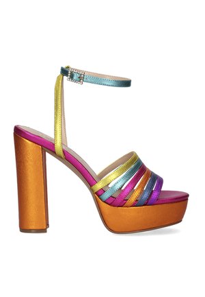 Sandalias de plataforma metálicas con un grueso tacón naranja, que cuentan con correas multicolores en rosa, púrpura, verde y azul. Incluye una correa para el tobillo.