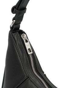 Borsa in pelle nera con un design triangolare affilato, hardware con zip argentate, e una finitura testurizzata con dettagli della tracolla intrecciati.
