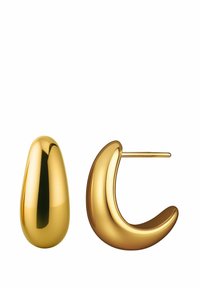 Gouden metalen oorbellen met twee verschillende ontwerpen: een gladde, langwerpige druppelvorm en een gebogen, halve maanvorm met een oorpost.