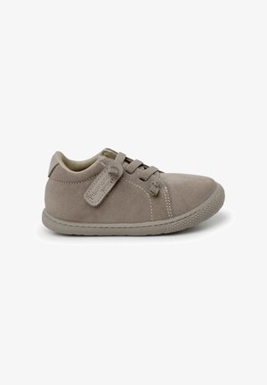 Chaussure en daim gris avec semelle en caoutchouc, dotée de lacets et d'une étiquette sur le côté. Design simple avec des coutures contrastées et un bout arrondi.