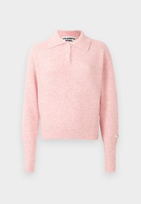Rosa, gerippter Pullover mit Kragen und drei Knopfverschluss. Lange Ärmel und verkürzte Passform. Etikett auf dem Ärmel genäht.