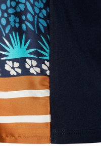 Buntes Stofffeld mit einer dunkelblauen Seite, einem floralen Muster in Türkis- und weißen Akzenten sowie einem braunen Abschnitt mit weißen Streifen.