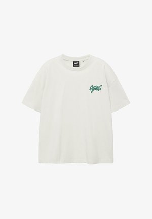 Fehér, oversized, rövid ujjú póló zöld graffiti stílusú felirattal a bal mellrészen, apró csillag részlettel.