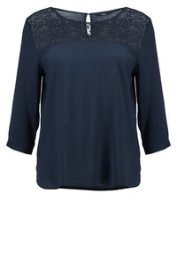 Blusa blu navy con pannello in pizzo sulle spalle, maniche a tre quarti e dettaglio a occhiello sul retro, realizzata in un tessuto leggero e morbido.