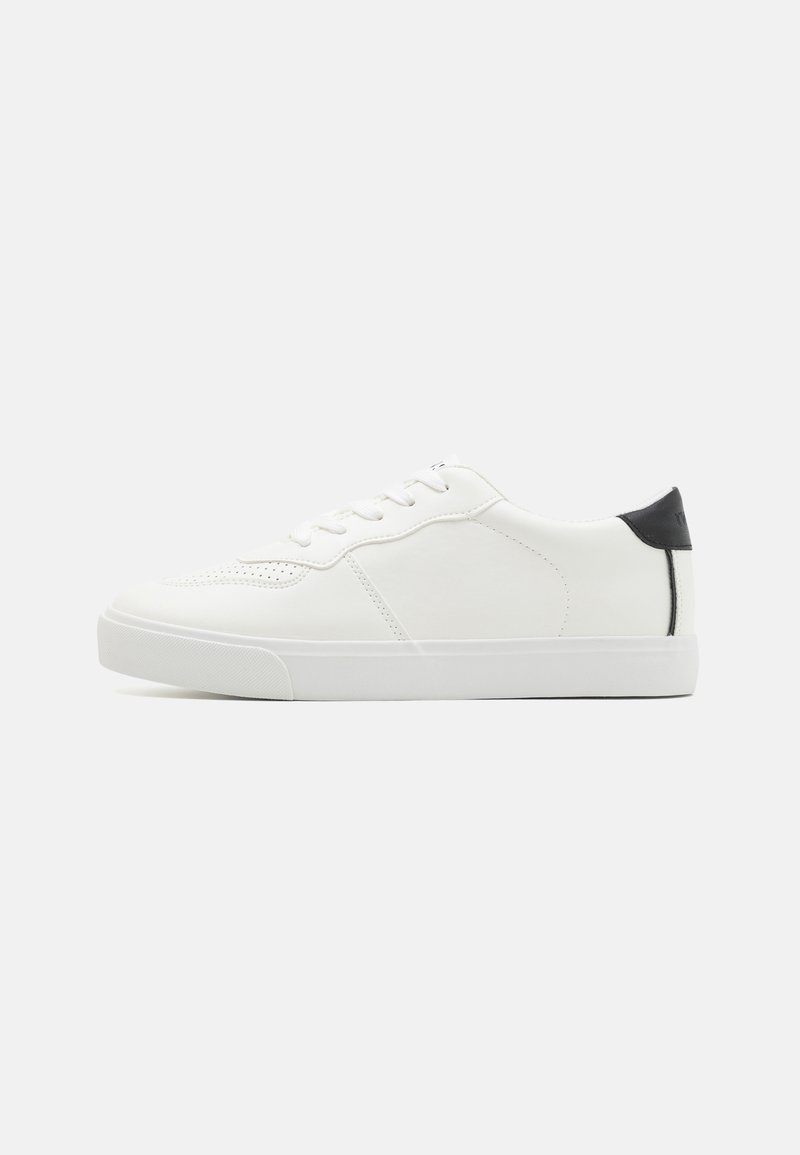 Hvite sneakers med overdel i glatt lær, med perforerte detaljer, runde snørebånd og svart aksent på hælen. Gummisåle.