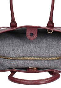 Borsa a mano in pelle marrone scuro con due manici, dotata di un interno in tessuto grigio e una tasca con cerniera dorata. Texture liscia, design minimalista.