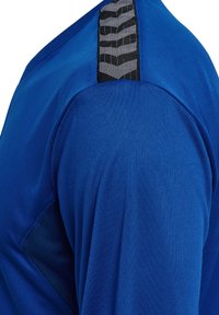 Blaues Sportshirt mit glatter Textur. Verfügt über einen gemusterten schwarzen und grauen Akzent an der Schulter. Einfaches Design, atmungsaktiver Stoff.