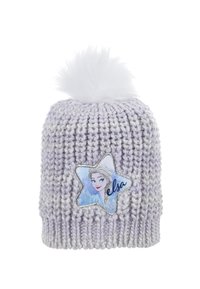 Cappello di maglia in lavanda con un pompon bianco sulla parte superiore. Presenta una toppa a forma di stella con un'illustrazione e il nome "Elsa". Motivo testurizzato in evidenza.