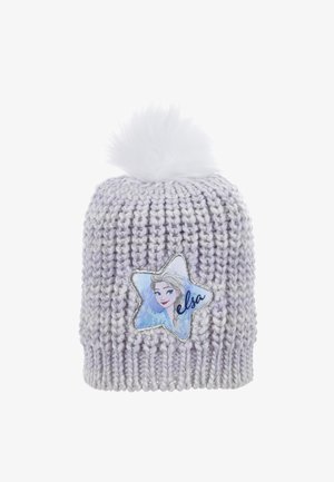Wełniana czapka w kolorze lawendowym z białym pomponem na górze. Zawiera łatkę w kształcie gwiazdy z ilustracją i imieniem "Elsa". Zaprezentowany jest teksturowany wzór.