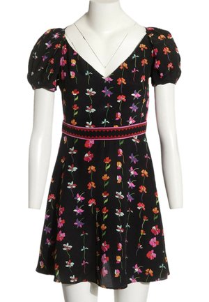 Robe courte noire à imprimé floral multicolore, manches bouffantes, col en V et ceinture décorative rouge sur un mannequin blanc.