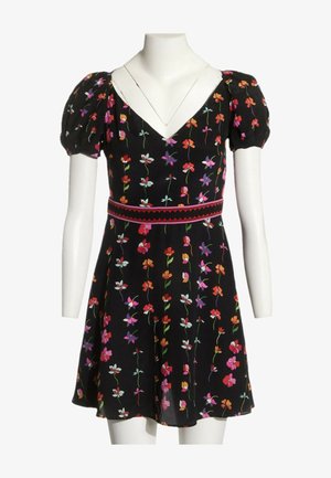 Robe courte noire à imprimé floral multicolore, manches bouffantes, col en V et ceinture décorative rouge sur un mannequin blanc.