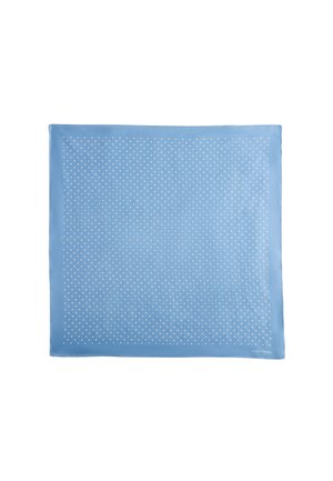 Šviesiai mėlynas kvadratinis šalikėlis su kraštu, padengtas mažų baltų taškelių raštu, tolygiai paskirstytų per audinį.