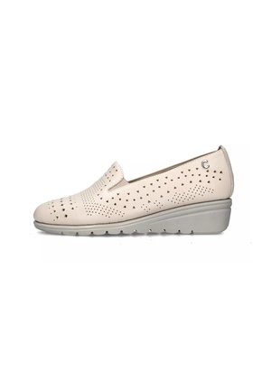 Beige instap schoenen met perforatiedesign, een lichte wig-hak, gladde textuur en logo-accent. Geschikt voor casual wear.