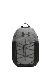 Zaino in tessuto grigio con accenti neri, dotato di un cordino elastico frontale, tasche laterali in rete e maniglia superiore. Logo ben visibile.