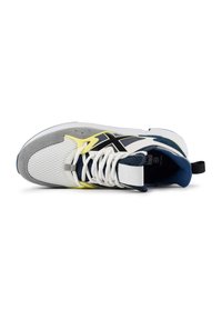 Chaussure de sport pour hommes en maille blanche avec des accents gris et marine, dotée de détails jaunes, d'un logo noir et de lacets blancs plats.