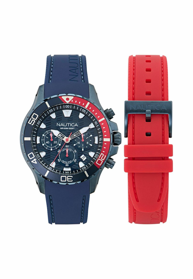 Reloj deportivo Nautica con caja negra, correa de silicona azul marino y un acento rojo. Presenta una esfera negra con marcadores de hora blancos y subesferas de cronógrafo.