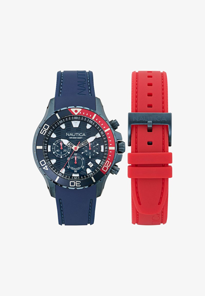 Orologio sportivo Nautica con cassa nera, cinturino in silicone blu navy e un accento rosso. Presenta un quadrante nero con indici delle ore bianchi e sottodial per cronografo.