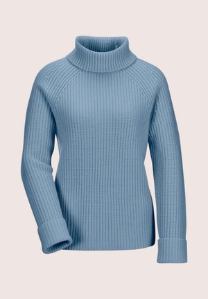 Lichtblauwe gebreide coltrui met lange mouwen en omgeslagen manchetten op een effen achtergrond.