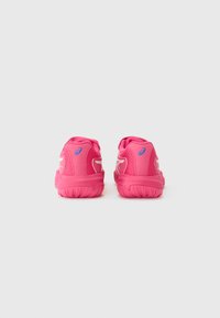 Rosa Sportschuhe mit einem Mesh-Obermaterial, strukturiertem Gummi-Sohle und weißen Akzenten an den Seiten, mit einem blauen Logo in der Nähe der Ferse.