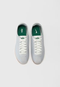 Nike Sportswear CORTEZ - Športni copati - wolf grey/sport green/summit white/gum med brown