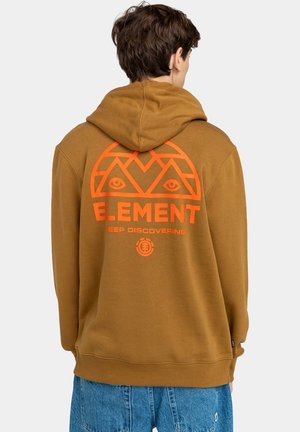 Brun hoodie av mjukt material med en orange geometrisk design och text på baksidan. Inkluderar en justerbar huva och ribbade muddar.
