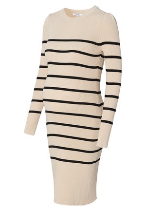Beige ribbelgebreide zwangerschapsjurk met lange mouwen en horizontale zwarte strepen, aansluitende silhoeet, knielange zoom.