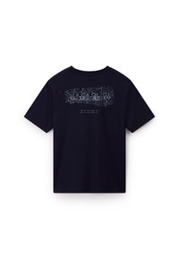 Marineblå bomulds t-shirt, kortærmet, med en kontrasterende grafisk print på ryggen med koordinater og et struktureret design.