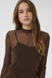 Hnedý priehľadný dlhý rukáv so stojatým golierom a vrstvovým dizajnom. Má jemný textúrovaný vzor a priliehavý siluetový strih.