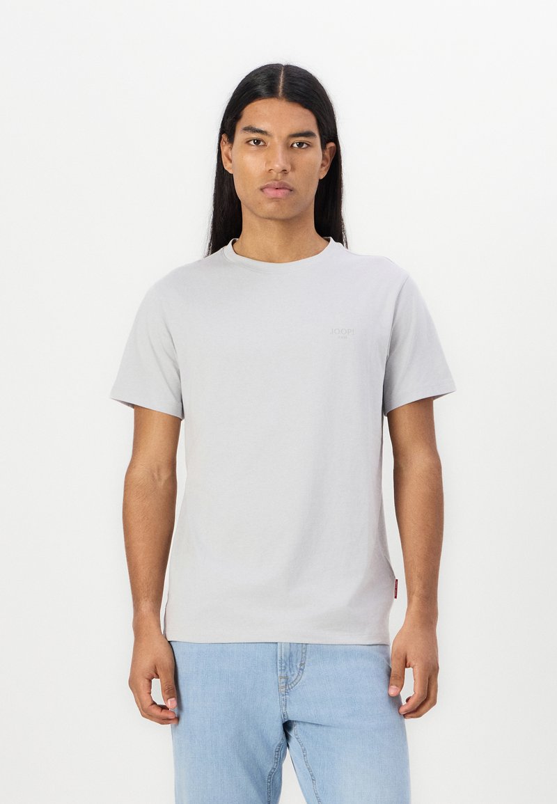 T-shirt in cotone grigio con maniche corte e scollo rotondo, caratterizzato da un discreto logo sul petto e una vestibilità comoda.