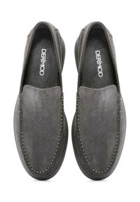 Chaussures à enfiler en daim gris avec une finition lisse, des coutures contrastantes le long des bords et une semelle intérieure griffée. Semelles plates en caoutchouc.