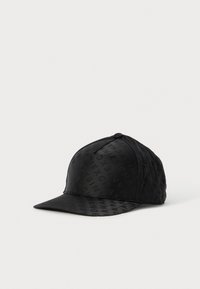 Casquette de baseball noire avec un motif de texte en relief subtil couvrant les panneaux et la visière incurvée, sur un fond blanc uni.