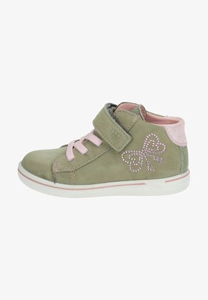 Groene suede hoge sneakers met roze accenten, voorzien van veters en klittenbandsluiting, en een decoratief strikpatroon van diamantjes aan de zijkant.